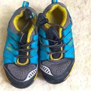Keen sneakers toddler size 9